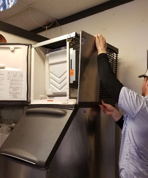 Person-getting-ice-from-a-commercial-ice-machine Medium